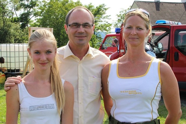 LH-Stv. Mag. Franz Steindl mit FWJ-Mitglied Karina und deren Mutter und Jugendbetreuerin Nikola Kummer von der FF Eltendorf