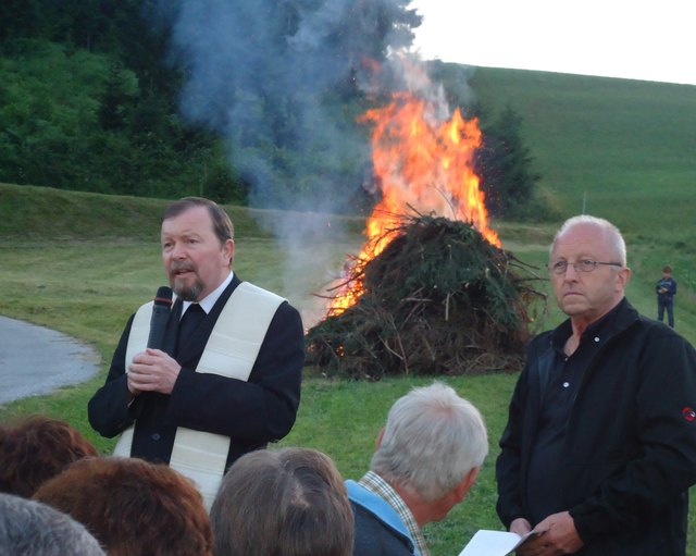 Dechant Erich Linhardt segnete das Feuer, Vize-Bgm. Walter Gaich und sein Team hatten es organisiert.