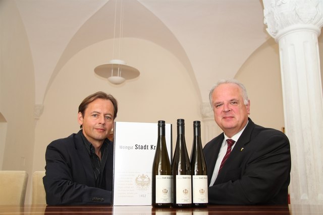 Fritz Miesbauer und Bürgermeister Resch präsentieren den Salonsieger, einen kräftigen, grünen Veltliner, stolz.