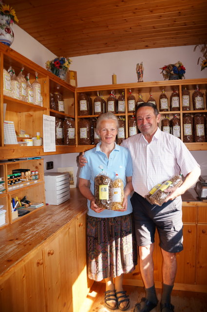 Maria und Rudolf Bamberger in ihrem Verkaufsladen in St. Georgen.