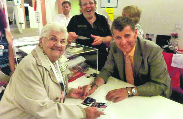 Maria Ries mit ihrem großen Idol Semino Rossi.