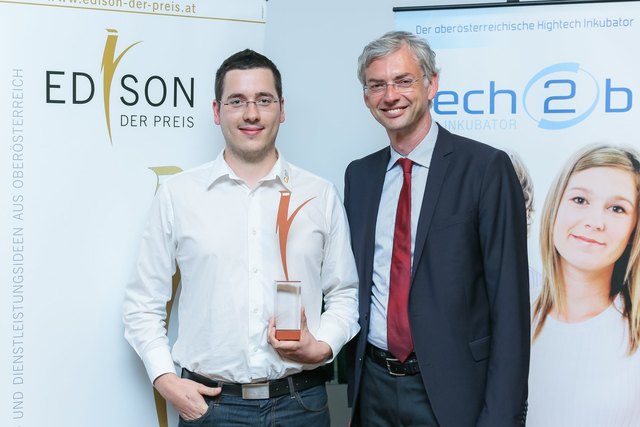 Christian Indra nahm den Preis für das Team entgegen. Im Bild mit Wirtschaftslandesrat Michael Strugl.