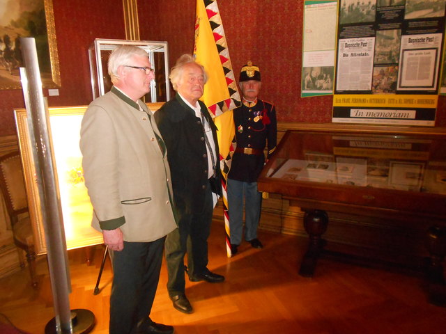 Markus Habsburg-Lothringen, Rupert Stummer und ein Fähnrich des Salzburger Rainerbundes anlässlich der Enthüllung der Gedenkstätte in der Bad Ischler Kaiservilla.