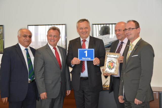 Positive Stimmung bei der Eröffnung: Morteza Fesharaki (HERZ Energietechnik), LH Hans Niessl, HERZ-Geschäftsführer Gerhard Glinzerer, Bgm. Johann Nussgraber und LH-Stv. Franz Steindl