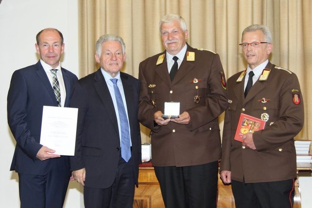 LR Max Hiegelsberger, LH Josef Pühringer, E-OBR Alois Wengler, Landesfeuerwehr-Kommandant Wolfgang Kronsteiner