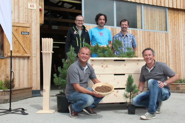 Die Tischler von COOP/Holz mit Hubert Sint vom Bezirksforstamt (h.l.)