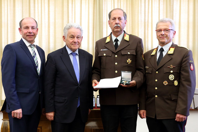 Max Hiegelsberger, LH Josef Pühringer, Ehren-Oberbrandrat Robert Benda (20 Jahre Bezirks-Feuerwehrkommandant des Bezirkes Gmunden), Landesfeuerwehrkommandant Wolfgang Kronsteiner | Foto: Land OÖ/Kraml