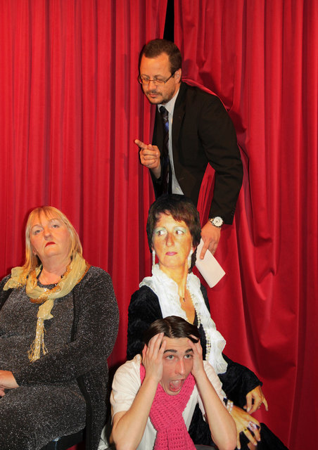 Szenenausschnitt aus "Diva – oder was?" im Kellertheater Bürmoos.