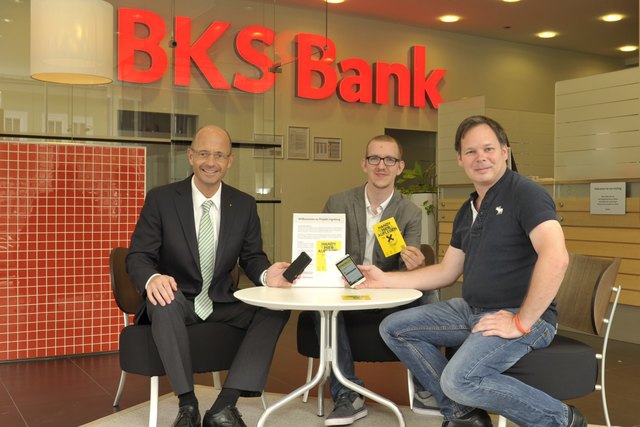 Die Pingeb.org-Initiatoren Georg Holzer (rechts) und Bruno Hautzenberger (Mitte) bringen mit BKS Bank-Vorstand Wolfgang Mandl (links) Literatur in
die Bankfilialen