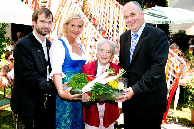 Interessentenberater Mag. Stephan Aulitzky, Direktorin Mag. Brigitte Geretschläger, Bewohnerin Käthe Theinschnak, Geschäftsführer Dipl.-Ök. Michael Wolfrum
