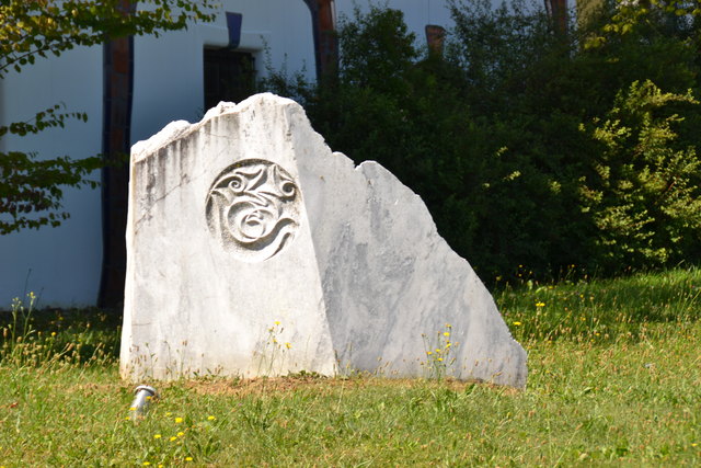 Der "Geomantische Stein", ein Energieplatz ist die vierte Station der Wanderung.
