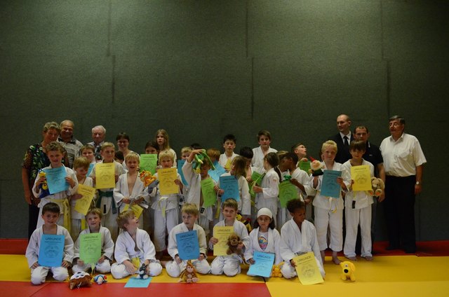 Nachwuchskämpfer des Judo Clubs Stockerau mit den Präsidenten Leopold Antl, Josef Eder und den Trainern Evelyn Winklbauer, Diana Berner, Lukas Baumgartner und Peter Wolschann