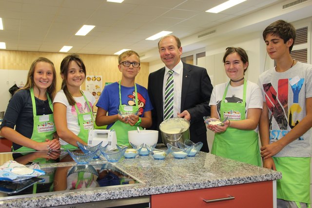 Landesrat Max Hiegelsberger half auch beim Kochen mit.