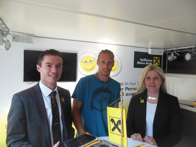 Andreas Niederacher (l.) und Margot Ebenstrasser berechneten die voraussichtliche Pension von Fliesenleger Daniel Fuchs (m.).