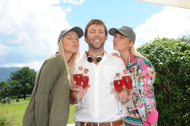 Alexander Schwabl mit den Chayenne und Valentina Pahde.