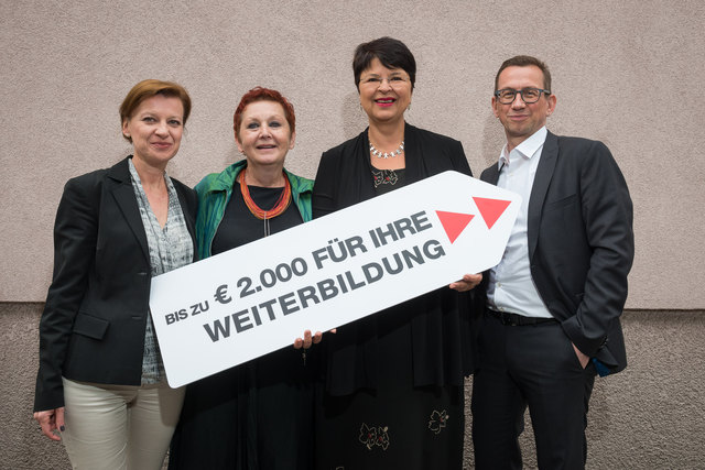 Vizebürgermeisterin Renate Brauner bringt den doppelten Weiterbildungstausender in die Bezirke