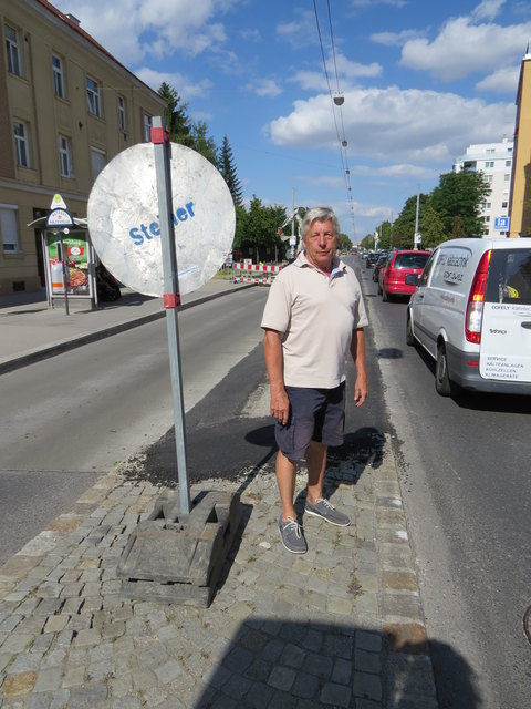Karl Heinz Wimmer vor der wegen der Bauarbeiten an einer neuen Gasleitung entfernten Verkehrsinsel in der Leopoldauer Straße.