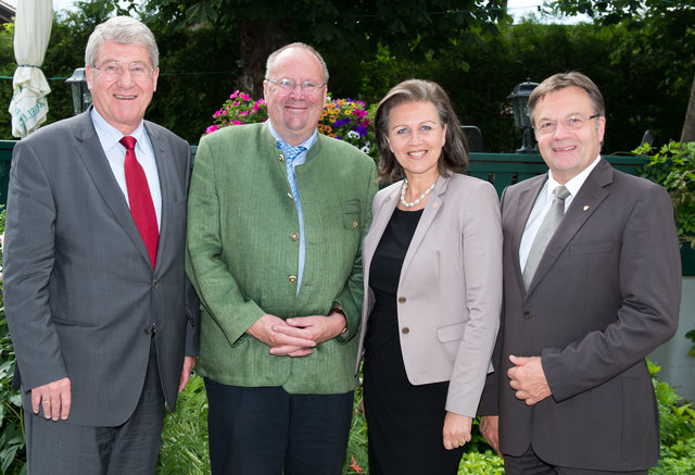 Feierten den 65. Geburtstag von TIWAG-Aufsichtsratsvorsitzendem Ferdinand Eberle: TIWAG-Vorstandsvorsitzender Bruno Wallnöfer (li.), Landesrätin Patrizia Zoller-Frischauf sowie Landeshauptmann Günther Platter (re.).