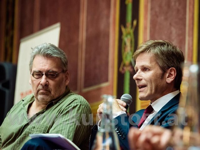 Künstler Martin Krusche im Parlament mit Kulturminister Josef Ostermayer