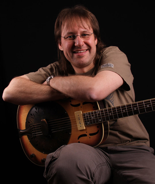 Walter Nagel beeindruckt mit Fingerpicking auf seiner Gitarre.