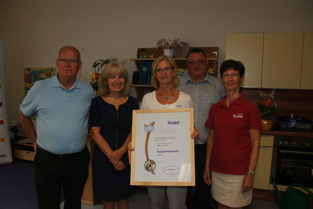 Zertifizierung: Vizepräsident Kneipp-Bund Österreich Josef Amann, Landesvorsitzende Gertrud Mellitzer, Kindergartenleiterin Christa Lettenbichler, Vizebgm. Wolfgnag Ganahl und Obfrau Anna Pfeifhofer.
