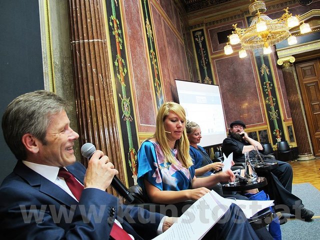 Von links: Kulturminister Josef Ostermayer, Nationalratsabgeordnete Elisabeth Hakel, Kuratorin Maren Richter und Philosoph Günther Friesinger