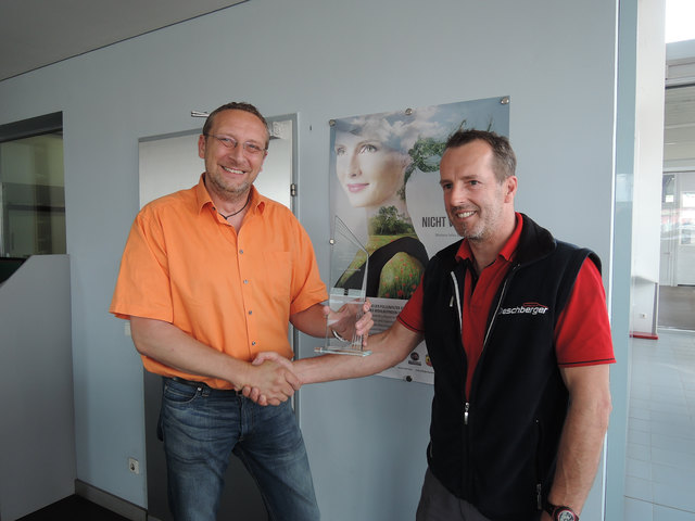 Michael Frank, Gebietszonenleiter FGA Austria, überreichte KFZ-Meister Herbert Schnetzlinger den Service Award 2013.
