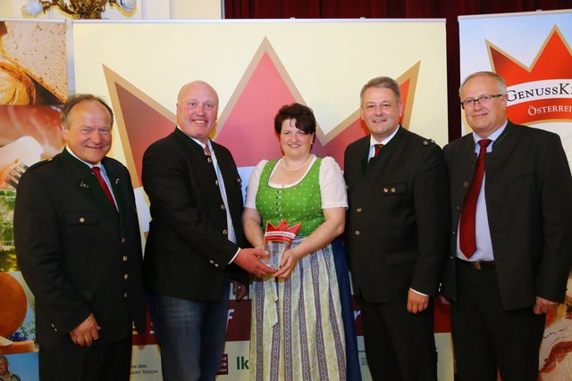 LK Österreich-Präsident NR Hermann Schultes überreichte Hannes und Verena Buchauer die GenussKrone mit BM Andrä Rupprechter und LK OÖ-Präsident Franz Reisecker. | Foto: Agrar.Projekt.Verein/cityfoto