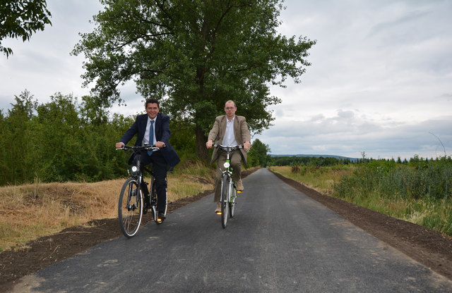 Bürgermeister Peter Eisenschenk und Straßenbau-Stadtrat Harald Wimmer haben das neu asphaltierte Teilstück bereits befahren: Jogger, Walker, Spaziergänger und Radfahrer können nun auf befestigten Wegen von der Donaulände bis Staasdorf gelangen.