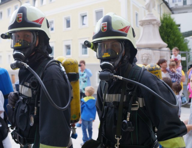 Der Atemschutz-Trupp auf dem Weg ins Gebäude. Bis zu 40 Minuten können die Feuerwehrler mit dieser Ausrüstung im verrauchten Gebäude bleiben.
