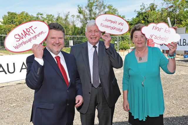Wohnbaustadtrat Michael Ludwig, Sozialbau-Vorstand Wilhelm Zechner und Bezirksvorsteherin Renate Angerer (v.l.n.r.): Eine g´scheite Lösung: SMART-Wohnungen sind kompakt und kostengünstig.