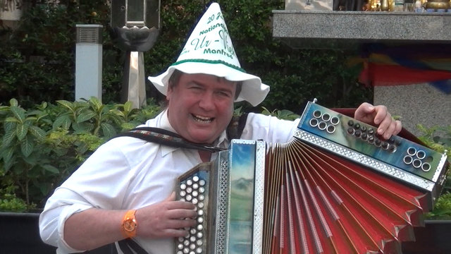 Manfred Riesslegger begeisterte mit seiner Ziehharmonika in Asien