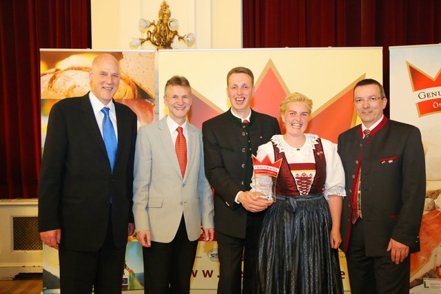 AMA-Geschäftsführer Michael Blass und LK-Fachbereichsleiter Wendelin Juen gratulierten dem Siegerehepaar Thomas und Elisabeth Resch mit Juryleiter Martin Rogenhofer (Leiter des Forschungszentrum Josephinum) zur GenussKrone.