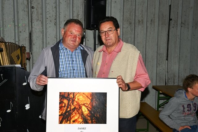 Johann Fuchs und Hermann Mairhofer mit dem Jubiläumsgeschenk