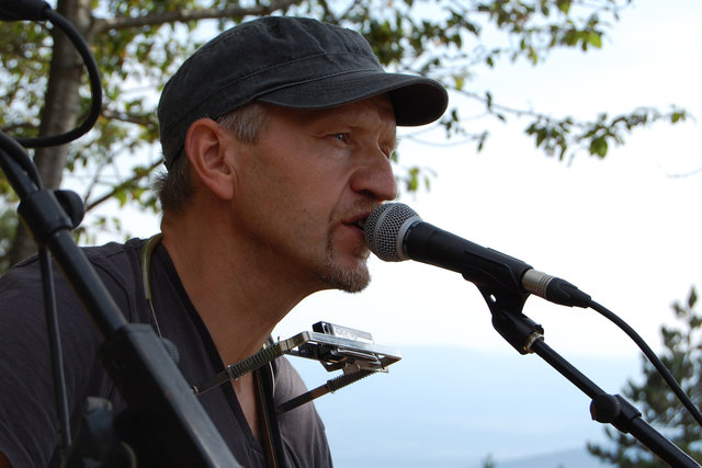 Der Weinviertler Dialekt-Singer/Songwriter Markus Hackl präsentiert auf der Hohen Wand Lieder aus seinem aktuellen Album "Nuasch".