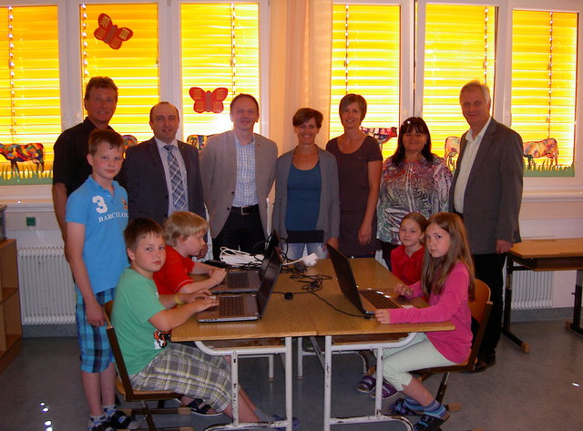 Bgm. Reinhard Deimel, Direktor Ing. Gerald Löffler, Klassenlehrerin Irmgard Purkart, Roman Eigner für die Raiffeisenkasse Dobersberg-Waldkirchen, Rainer Christ für die Waldv. Sparkasse Bank AG, Elisabeth Pany und Birgit Reininger für den Elternverein sowie die Kinder Magdalena Neuwirth, Leonie Erhart, Konrad Deimel, Tobias Klutz, Stephan Schandl, Clemens Schandl und Niklas Litschauer.