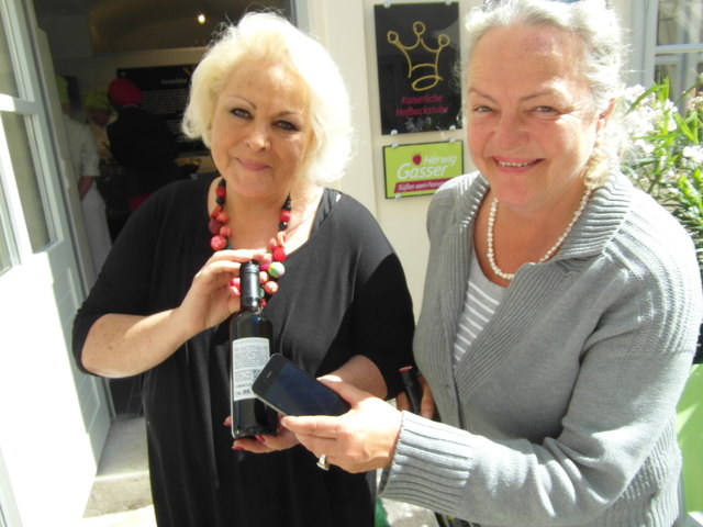 Gabi Brauchl (l.) und Emilie Glanzner-Kreiner mit dem "imperialen Wein", der jetzt auch via Smartphone Musik macht...