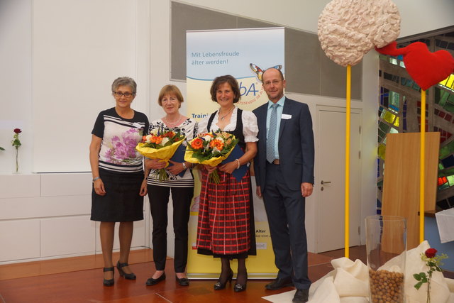 Maria Hofstadler, Mathilde Ehrlinger, Elma Bayer und Christian Pichler bei der Zertifikatsverleihung.