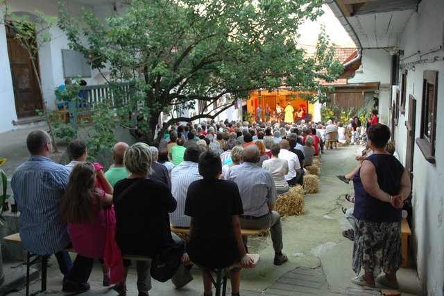 Das romantische Ambiente im alten Bauernhof macht das Theater in Bierbaum zum echten Erlebnis.