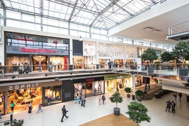 Um sie zu sehen, braucht man ein Smartphone: Viele virtuelle Portale sind im Donauzentrum versteckt.