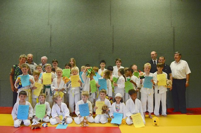 Nachwuchskämpfer des Judo Clubs Stockerau mit den Präsidenten Leopold Antl und Josef Eder sowie den Trainern Evelyn Winklbauer, Diana Berner, Lukas Baumgartner, Markus Betz und Peter Wolschann.