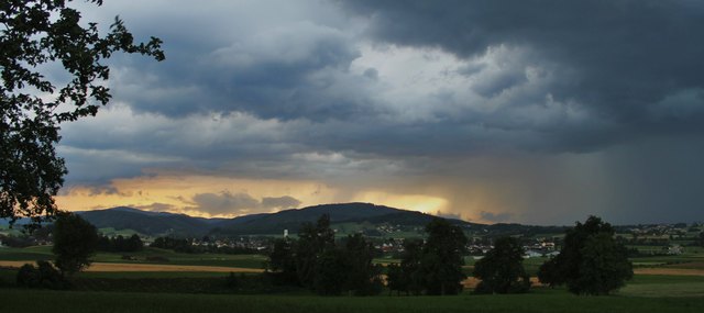 Bei meinem Abendspaziergang heute um 20h, hat sich plötzlich der Himmel verdunkelt und starker Wind kam auf. Da bin ich aber gelaufen...War ca. 500m vom Haus entfernt......Gerade noch geschafft, bevor der starke Regen kam...Uhhh..das war knapp...