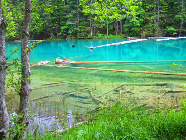 Der Bodensee an der Naßfeldstraße, glasklares, türkisfarbens Wasser.