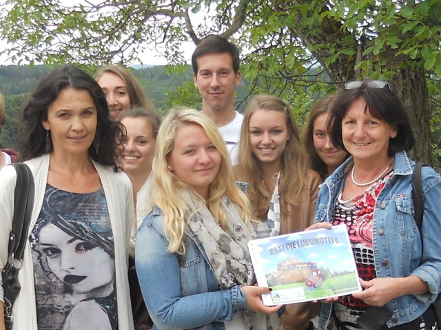 (Foto: SchülerInnen der HLA Baden, Obfrau der Weltkulturerbe-Region Semmering-Rax Fr. Bgm. Irene Gölles, Managerin der Region und Lehrerin der HLA Baden Dr. Alexandra Farnleitner-Ötsch)