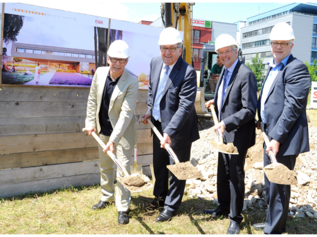 Architekt Dipl. Ing. Alfred Bramberger, Bürgermeister Helmut Manzenreiter, Landeshauptmann Dr. Peter Kaiser und Mag. Hans Schönegger von der Betriebsansiedlungs- und BeteiligungsGmb (von links). | Foto: Stadt Villach/Augstein