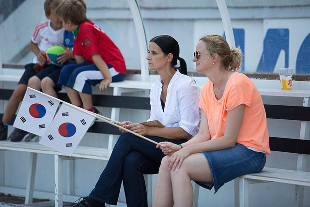 Daumendrücken am Spielfeldrand.
