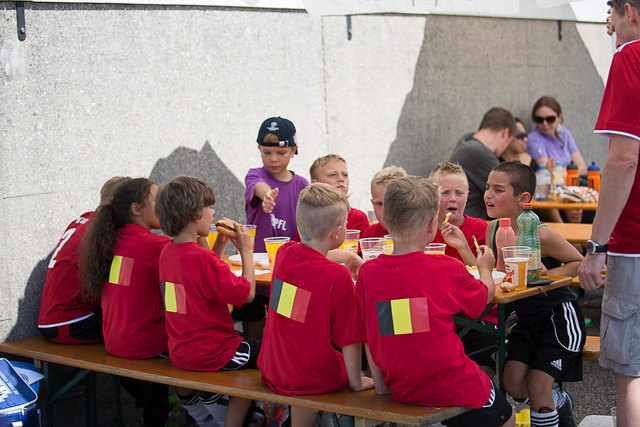 Die belgische Mannschaft (Union Ostermiething) während einer Spielpause.