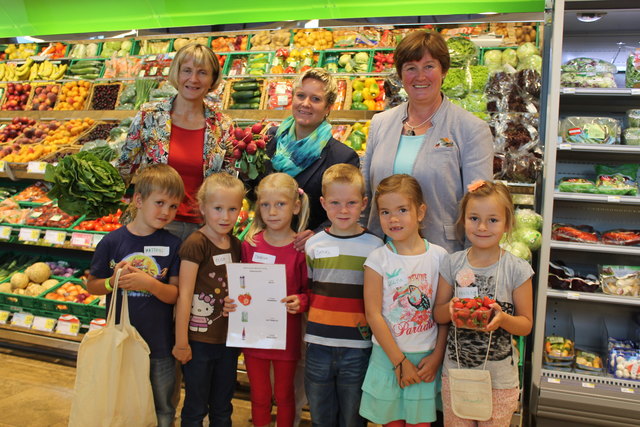Evelyn Darmann (LFI-Geschäftsführerin), Barbara Moser (Werbung & Marketing Spar Tirol) sowie Landesbäuerin und LK-Vizepräsidentin absolvierten mit den Kindern vom Kindergarten in Wiesing die Einkaufserlebnistour.