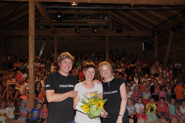 Hakon Hirzensberger und Bernadette Abendstein sagen zum Festivalabschluss DANKE.