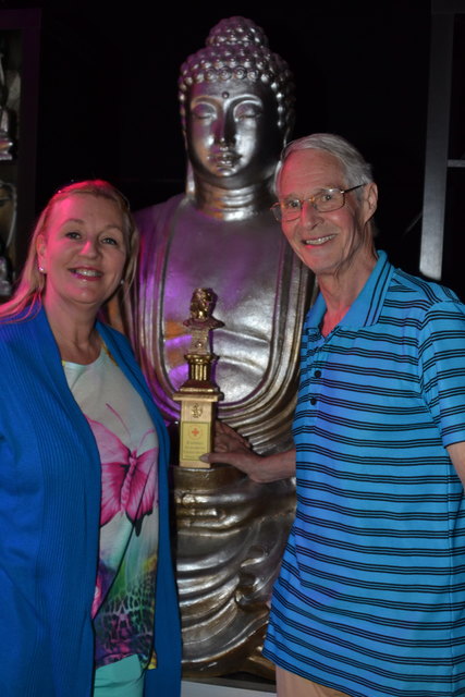 Dr. Gertraud Antonia Prinzessin zu Schaumburg Lippe und ihr Gatte Fürst Waldemar zu Schaumburg Lippe mit dem ,,Kaiserin Elisabeth Tierschutzpreis".